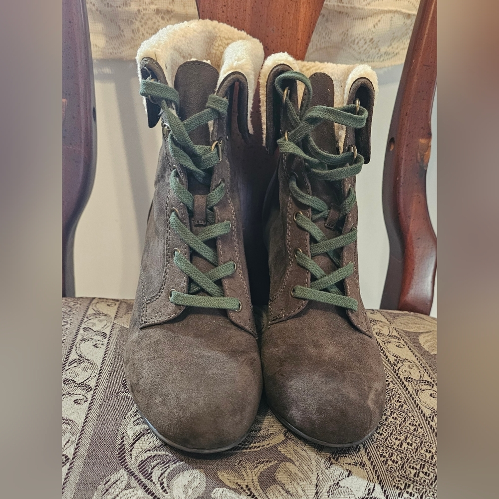 Indigo Brown Lace-Up Boots with Green Ties 9.5